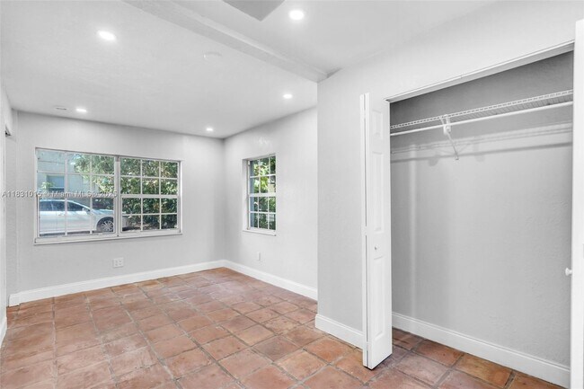 Building Photo - 1045 NE 131st St