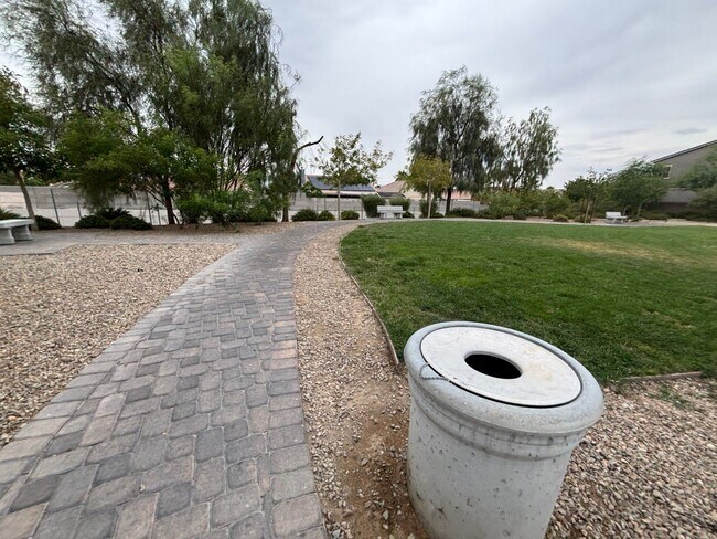 Building Photo - Beautiful Gated 3-Bed, 2.5-Bath Townhome i...