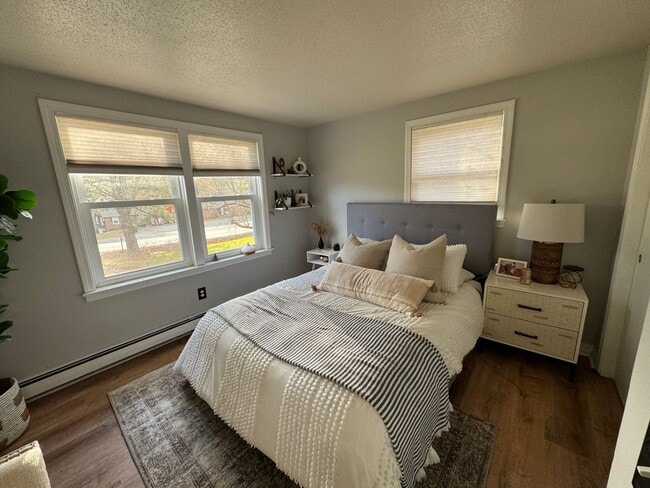 Building Photo - Charming 2 Bed, 1.5 Bath Raised Ranch