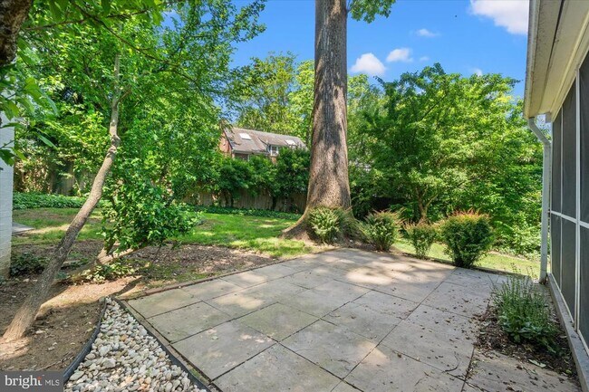 Building Photo - 7014 Beechwood Dr