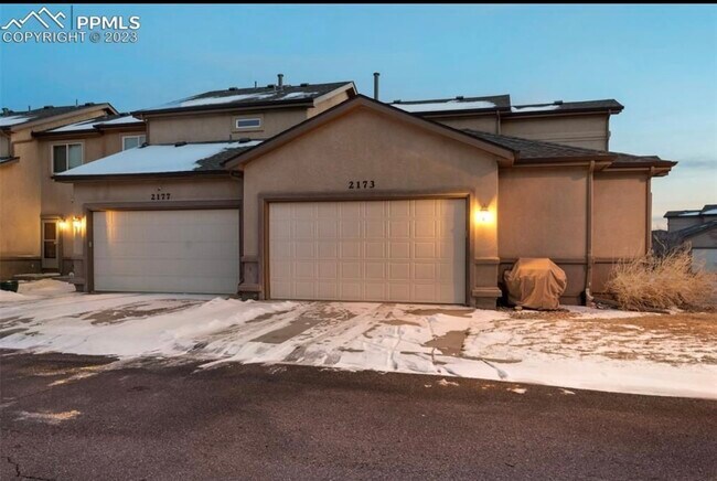 2 car garage and driveway - 2173 Alpine Shadows Vw