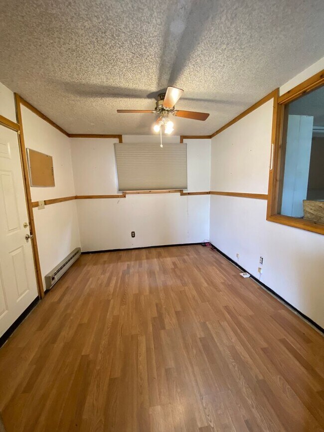Building Photo - Adorable studio with large garage and work...