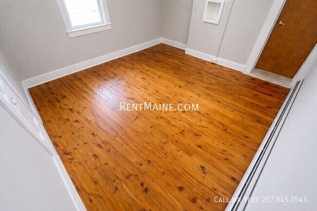 Building Photo - 445 Main St