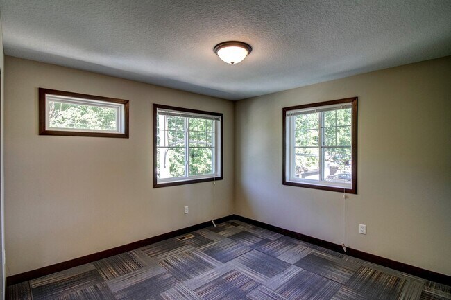 Building Photo - Fully Renovated 5 Bedroom House Close to U...