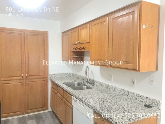 Building Photo - 801 Landman Dr NE