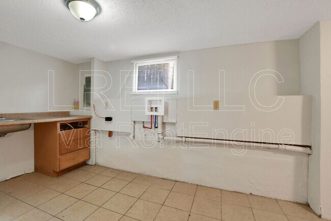 Building Photo - 1236 Manitau Ave