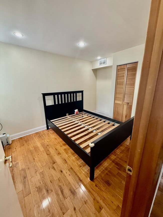 Building Photo - SPACIOUS & MODERN 3 BED/1.5 BA HOUSE w/ Central AC-HARDWOOD Flooring-WASHER/DRYER & Rear PATIO in...