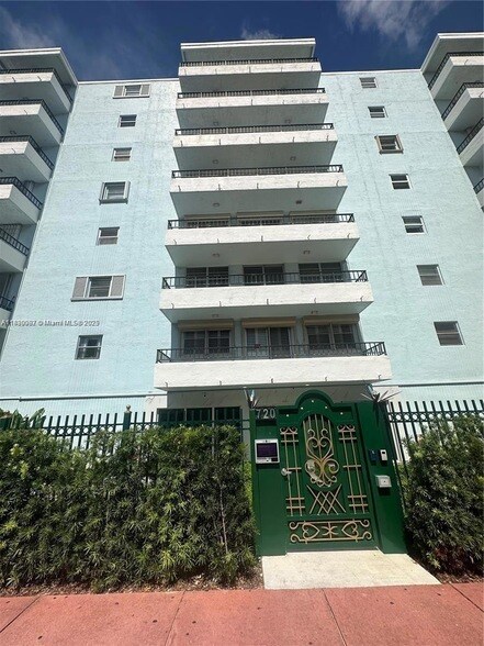 Building Photo - 720 Collins Ave