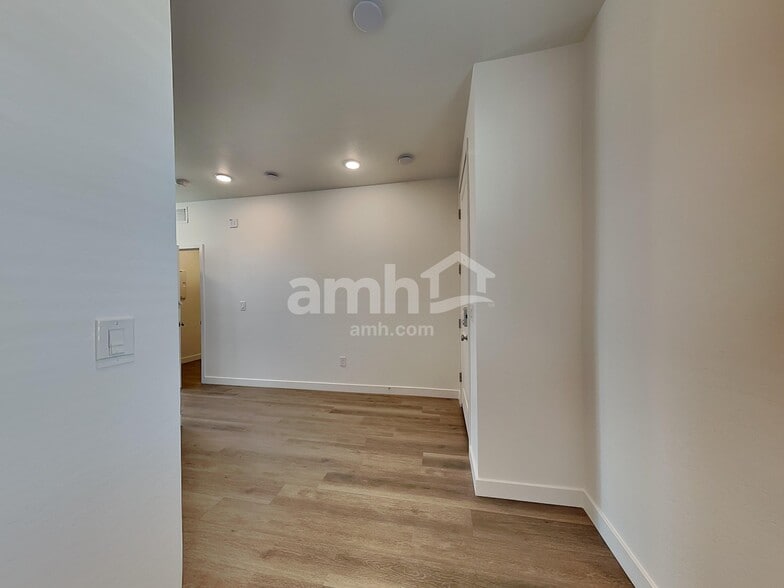 Building Photo - 9715 W Parkway Dr