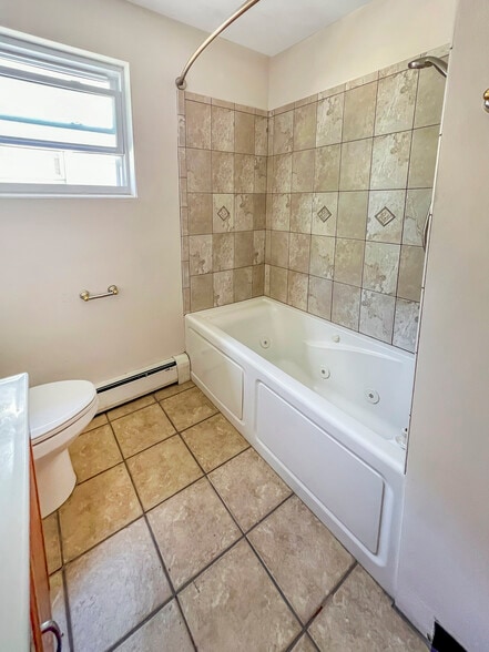 Full Bath - 5043 W Cornelia Ave