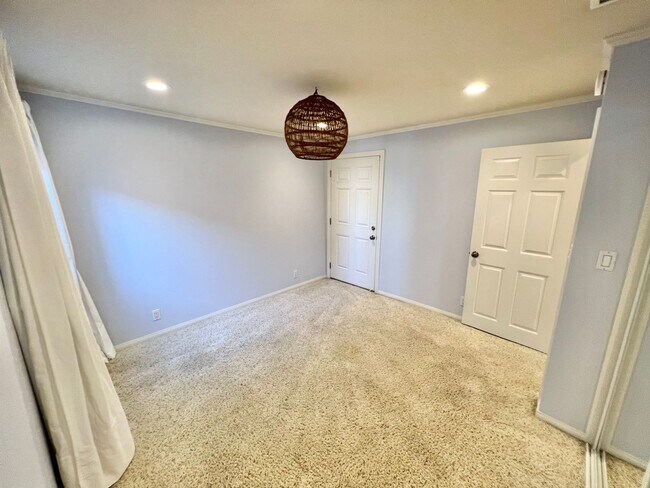 Building Photo - Peninsula Living just steps to the Beach - Garage included