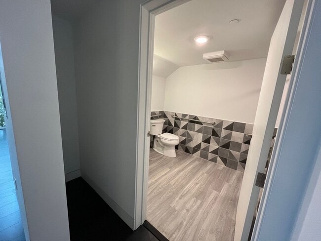 Building Photo - $500 OFF FIRST MONTH"S RENT!! SPACIOUS STUDIO IN OAKLAND!