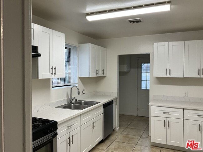 Building Photo - 1123 E Cameron Ave