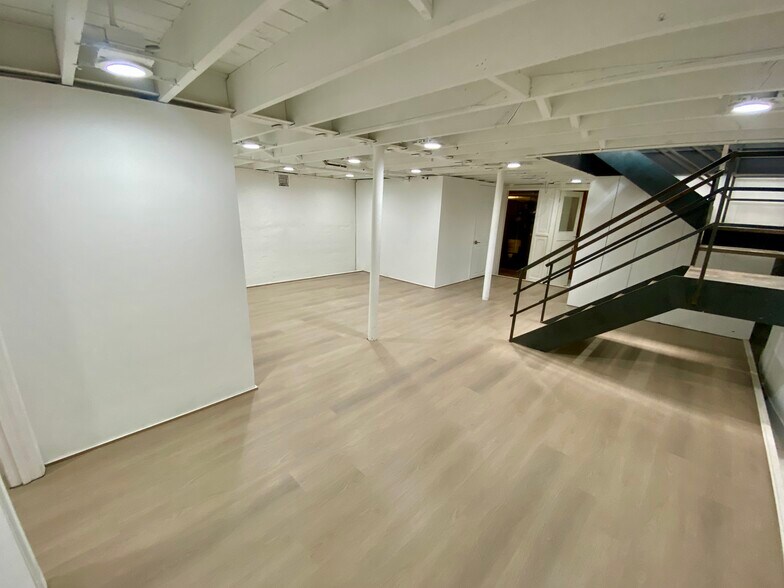 lower level w 2 additional walk in closets - 1734 W Cortland St