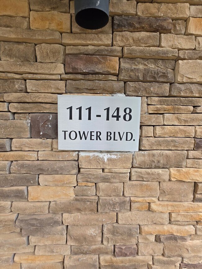 Building Photo - Beautiful 2nd floor (with elevator services) condominium: 2-bed, 2-bath, beautiful kitchen, bonus...