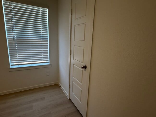 Building Photo - 523 Robin Ct