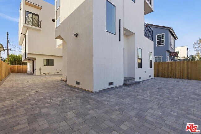 Building Photo - 2837 Redondo Blvd