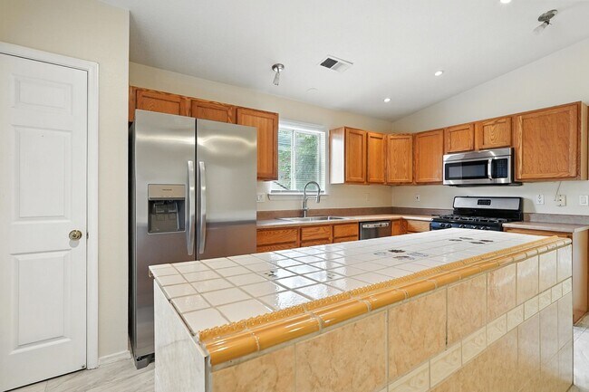 Building Photo - For Rent | 3 Bed / 2 Bath | 2 Car Garage |...