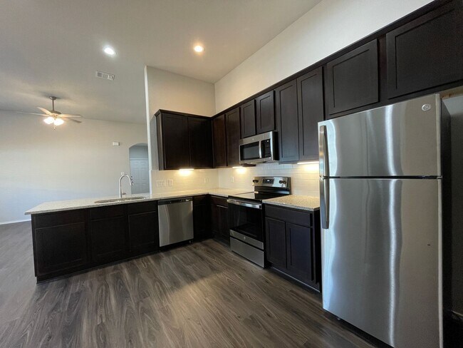 Building Photo - TOWNHOME FOR RENT