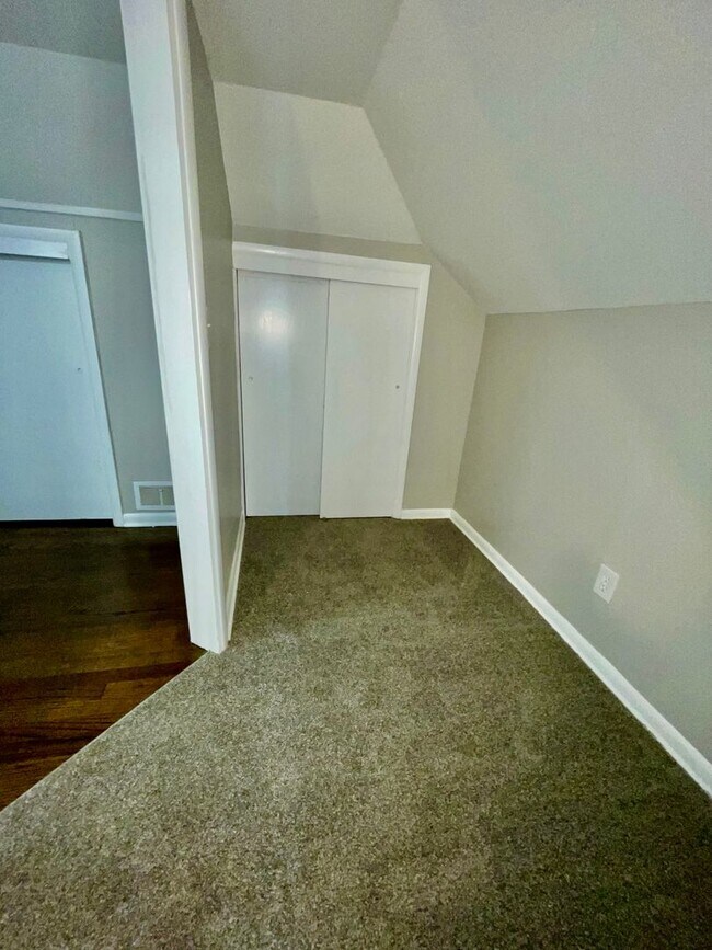 Building Photo - Updated 4-Bedroom Bungalow with Modern Kit...