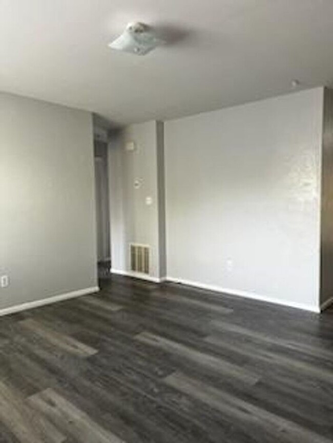 Building Photo - Beautifully Renovated Unit with Modern Upd...