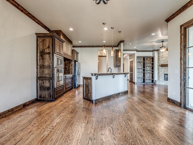 Building Photo - Luxury Townhome in Edmond + Near Rose Cree...