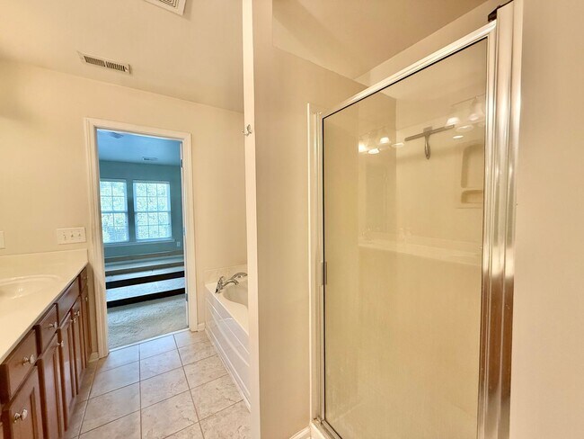 Building Photo - Charming 3BD, 2.5BA Raleigh Townhome with a Fenced Yard Near Shopping, Dining, Interstates, and R...