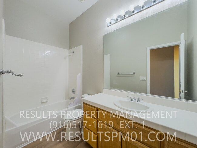 Building Photo - Lovely 4 bedroom Roseville home Olympus po...
