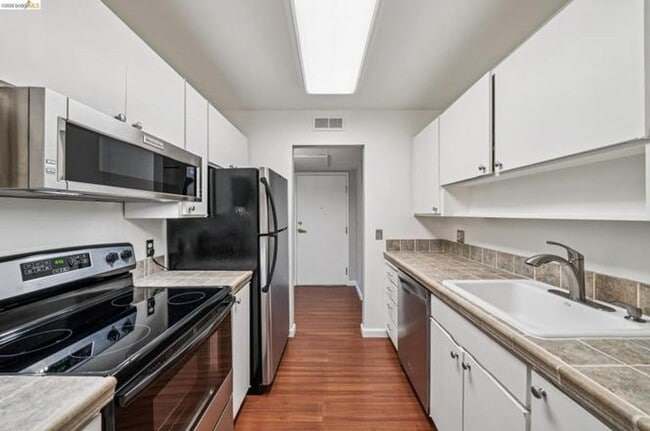 Building Photo - Elegant, private end-unit living with resort-style amenities!