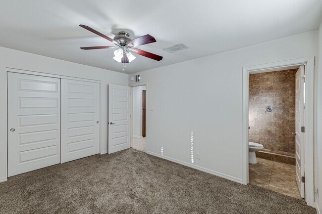 Building Photo - Spacious & Stylish 4/2 – Just  2 Miles fro...