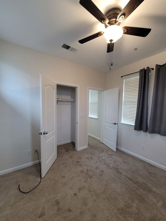 Building Photo - Beautiful 4-Bedroom Brentwood Home on Corn...