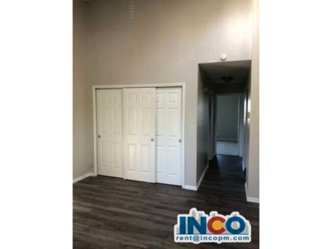 Building Photo - Fantastic Location! 2 bedroom 1 bath condo...