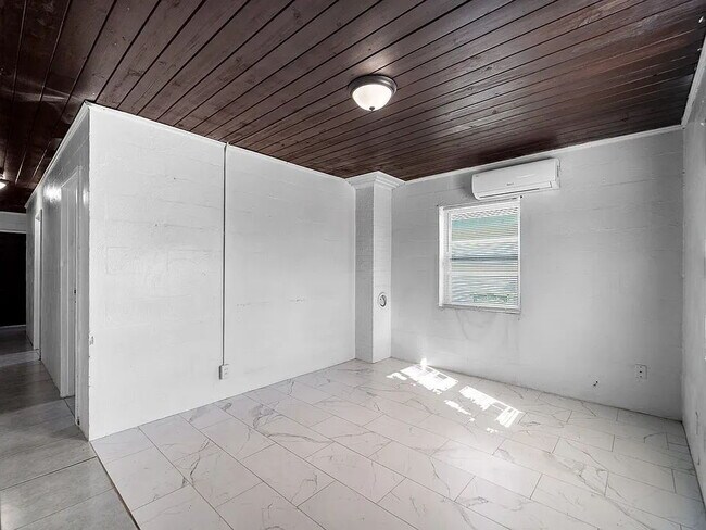 Building Photo - Move-In Special - Updated 2BR w/Washer/Dryer + $0 Deposit