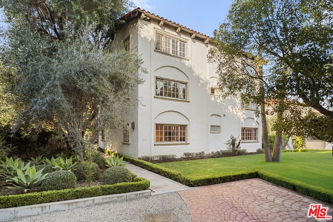 Building Photo - 906 Benedict Canyon Drive