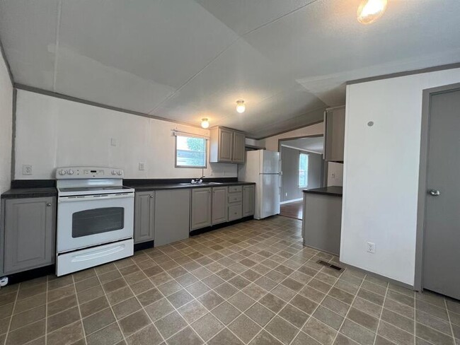 Building Photo - 8400 W Oaklawn Rd