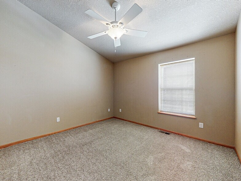 Bedroom - 385 NE Sandalwood