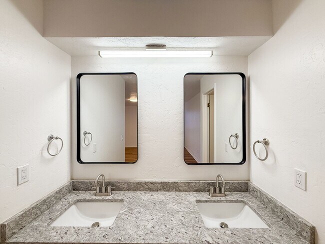 Building Photo - Beautifully Updated 4 Bedroom 2 Bathroom i...