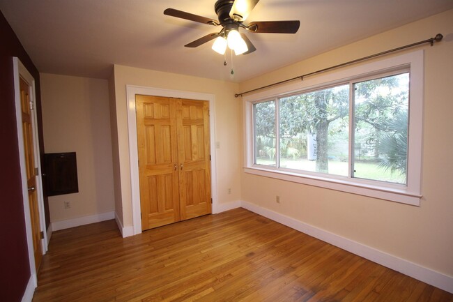 Building Photo - 732 Woodmere Dr
