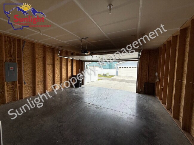 Building Photo - Modern 2 Bed 2 Bath Single Family Home that allows small pets!