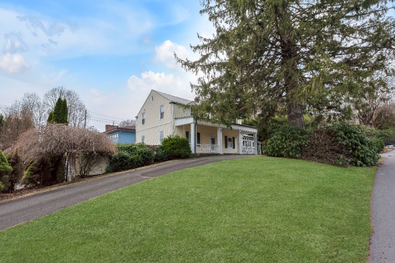 Building Photo - 209 W 1st St