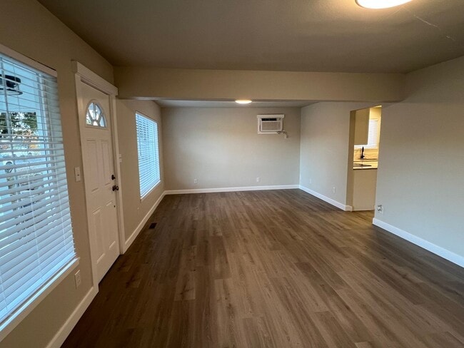 Building Photo - NEWLY REMODELED! 3+ bed, 1.5 bath, a/c, d/...