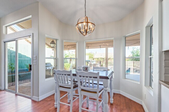 Building Photo - Come Settle In — This Scottsdale Gem Is Re...