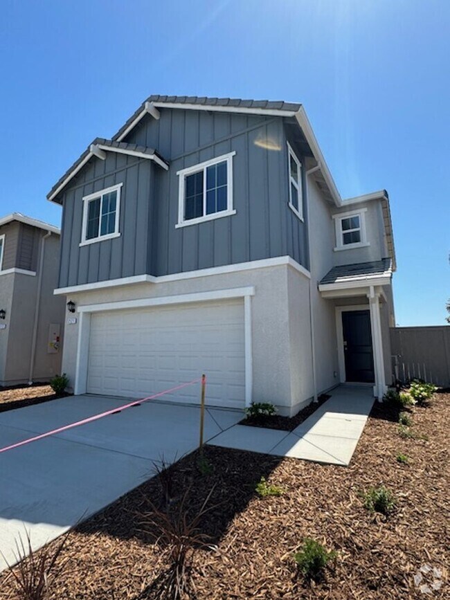 Building Photo - BRAND NEW 4 BEDROOM, 2.5 BATHS, 2 CAR GARA...