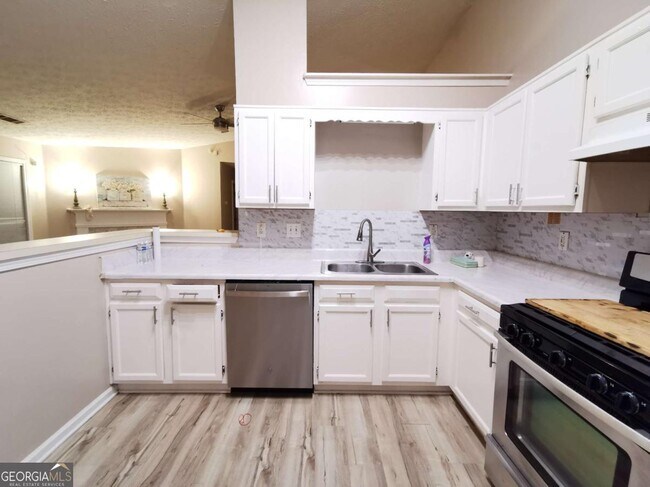 Building Photo - 2100 Racquet Club Cir NW
