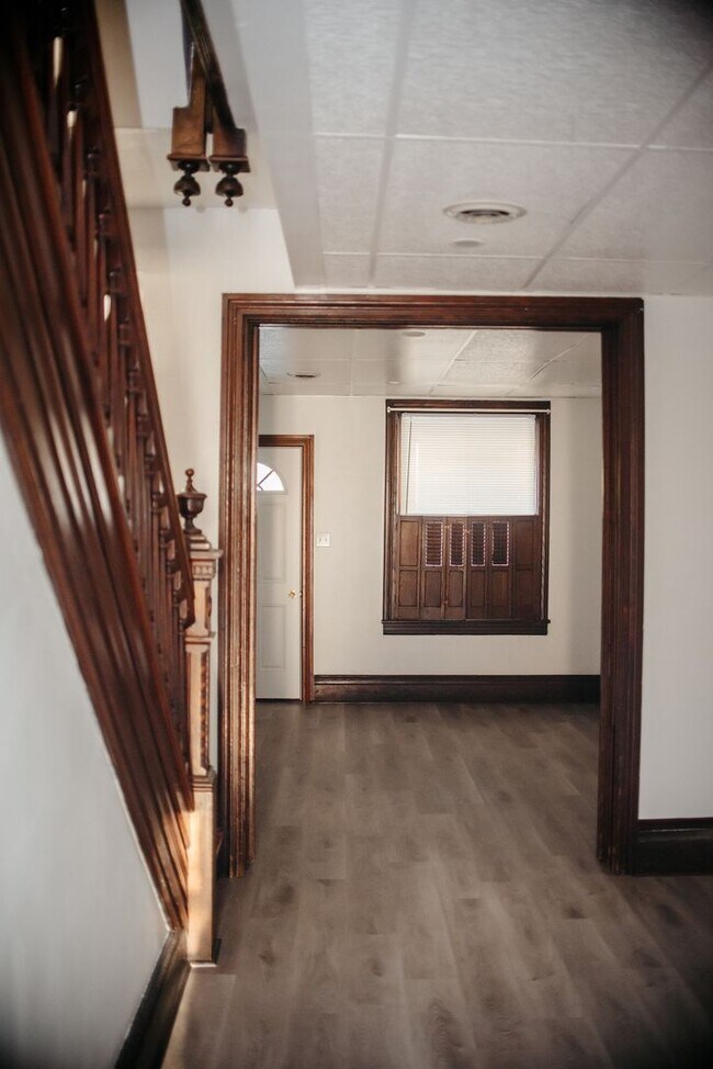 Building Photo - 352 S Catherine St