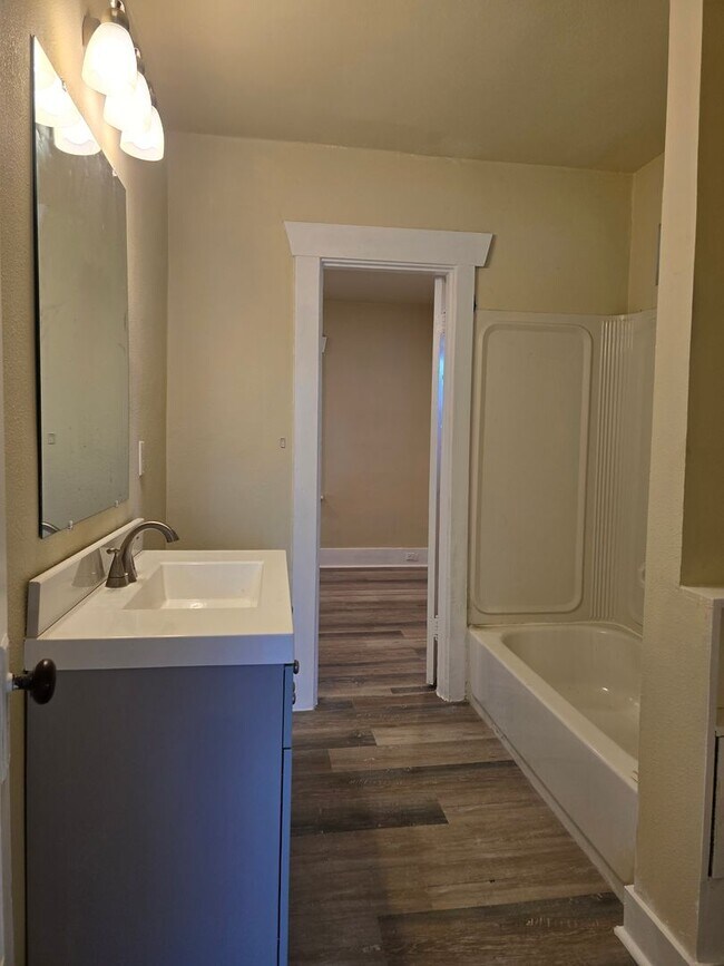 Building Photo - 2 Bedroom Duplex with Basement & 2-Car Garage