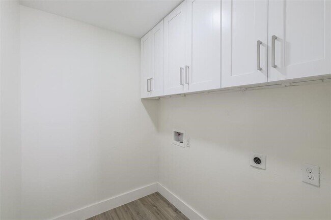 Building Photo - 1311 Sand Stone Dr