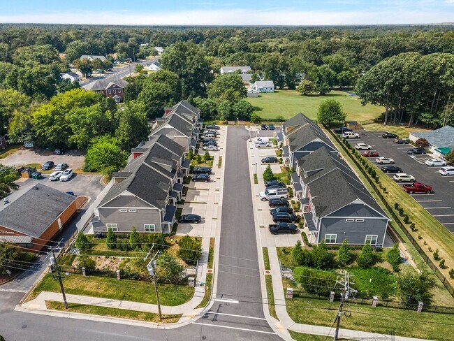 Building Photo - Desirable 3-bedroom, 2 1/2 bathroom townhome