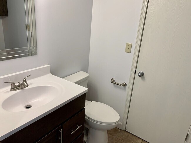 Building Photo - 3 Bedroom 2 bath TownHome