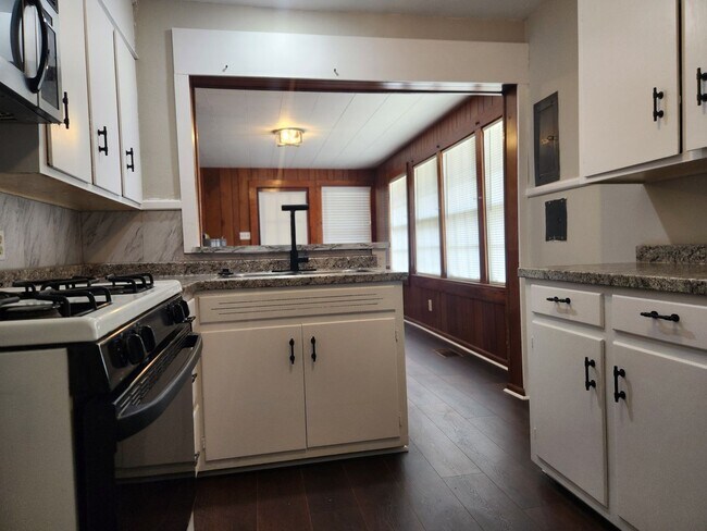 Building Photo - Charming 3-bedroom, 1.5-bathroom home loca...